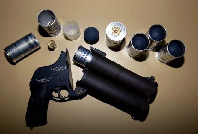 Généralisé en 2004, le Flashball superpro est jugé très imprécis. © Jacky Naegelen/Reuters Généralisé en 2004, le Flashball superpro est jugé très imprécis. © Jacky Naegelen/Reuters